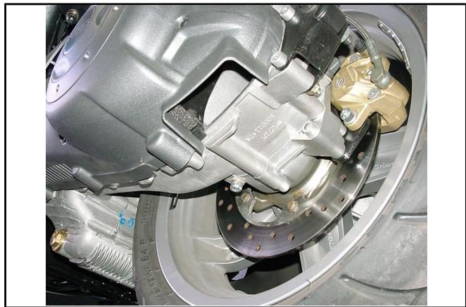 PIAGGIO X9 500 - Renewing the hub oil - 2