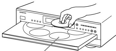ONKYO DXC390 - Chargement de disques - 2