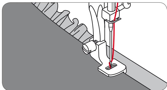 BERNINA CHICAGO 7 - Froncer le tissu et coudre la pièce froncée en une seule étape de travail. - 1