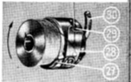 BERNINA RECORD 530, 530 - Pose de la canette dans la navette et enfilage du fil inférieur Pose de la navette dans le crochet - 1