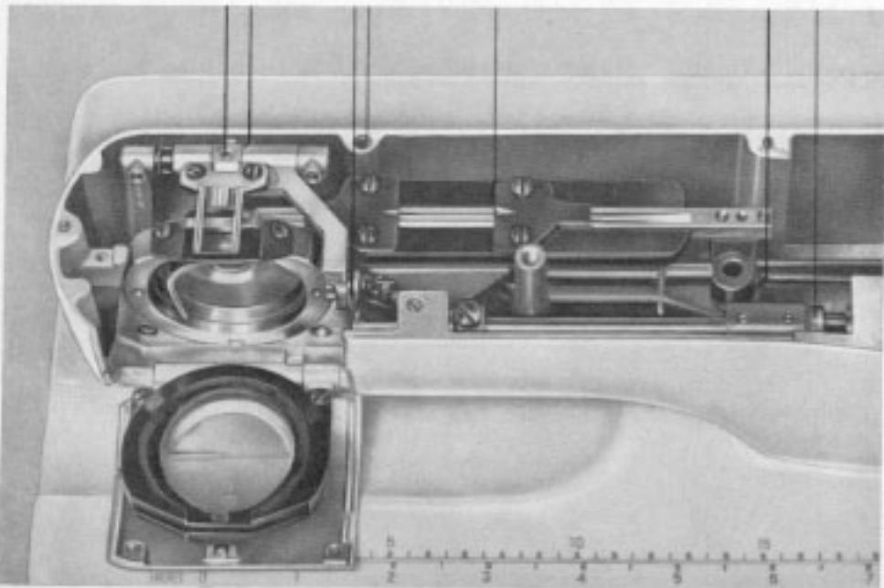 BERNINA 707 - Guldng the work - 9