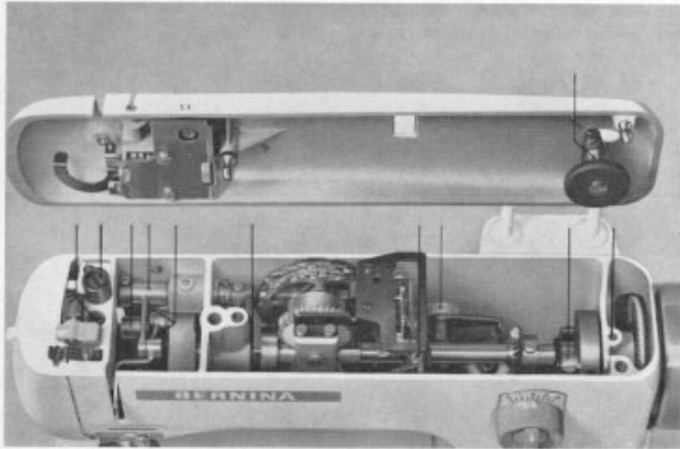 BERNINA 707 - Guldng the work - 8