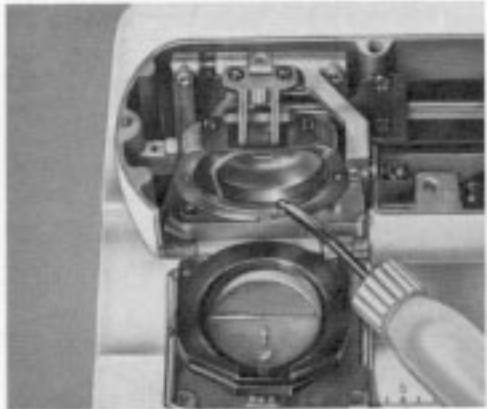 BERNINA 707 - To take off the open arm cover - 3