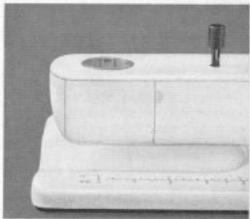 BERNINA 707 - Guldng the work - 10