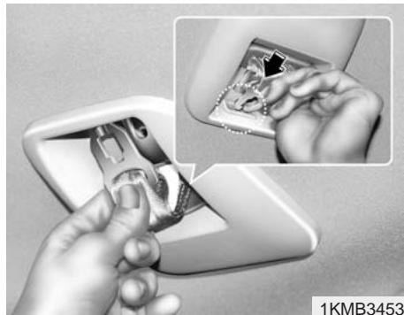 HYUNDAI IX35 2010 - Pour détacher la ceinture de sécurité arrrière centrale - 2