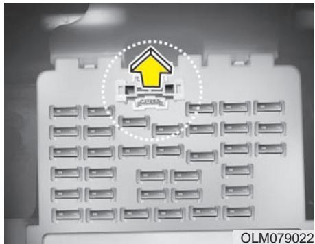 HYUNDAI IX35 2010 - Remplacement du boîtier de fusibles du tableau de bord - 2