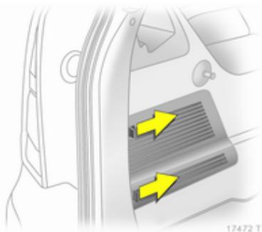 OPEL ZAFIRA 2 - Boîte à fusibles du coffre - 1