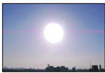 PANASONIC DMC FZ200 - Des stries horizontales rougeâtres apparaissent sur l'écran ACL pendant l'enregistrement. - 1