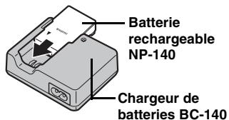FUJI FINEPIX S1OO FS - Insérez la batterie dans le chargeur de batteries BC-140. - 1