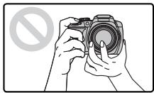 FUJI FINEPIX S8400 - Comment tenir l'appareil photo - 2