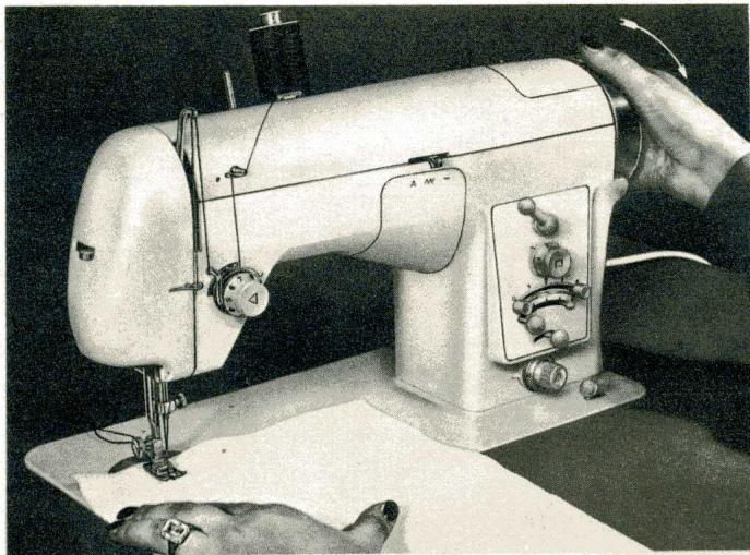 BORLETTI 1100 ZIGZAG - 2/E Extraction du fil inférieur, préparation des deux fils et commencement de la couture. - 5