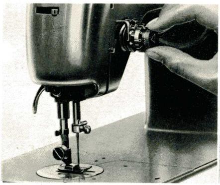 BORLETTI 1100 ZIGZAG - 8/C La tension supérieure se nettoie de la manière suivante: - 1