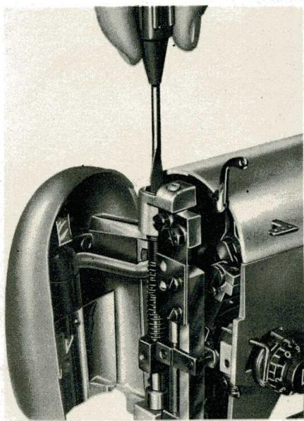 BORLETTI 1100 ZIGZAG - 2/E Extraction du fil inférieur, préparation des deux fils et commencement de la couture. - 4