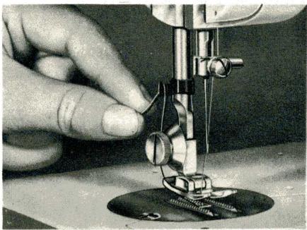 BORLETTI 1100 ZIGZAG - 2/E Extraction du fil inférieur, préparation des deux fils et commencement de la couture. - 2