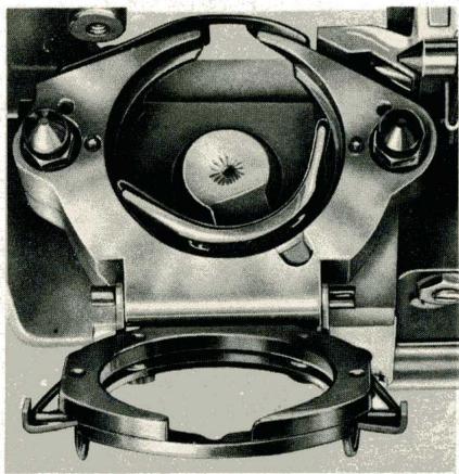 BORLETTI 1100 ZIGZAG - 8/B Pour nettoyer la navette et son logement on doit proceder de la manière suivante: - 3