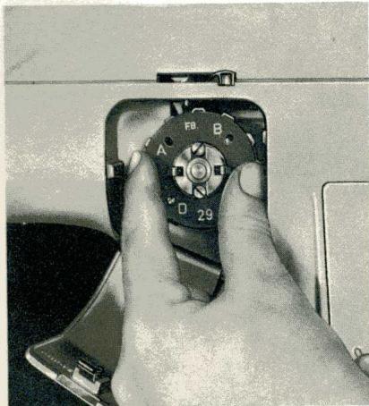 BORLETTI 1100 ZIGZAG - 6/A Préparation de lacame anterieure pour la commande automatique de I'aiguille. - 1