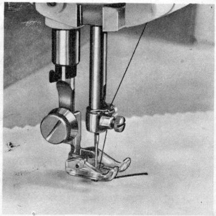 BORLETTI 1100 ZIGZAG - Pour executer correctement la boutonniere,    proceder de la maniere suivante: - 1