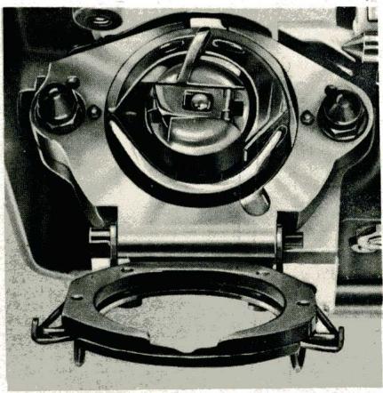 BORLETTI 1100 ZIGZAG - 8/B Pour nettoyer la navette et son logement on doit proceder de la manière suivante: - 2