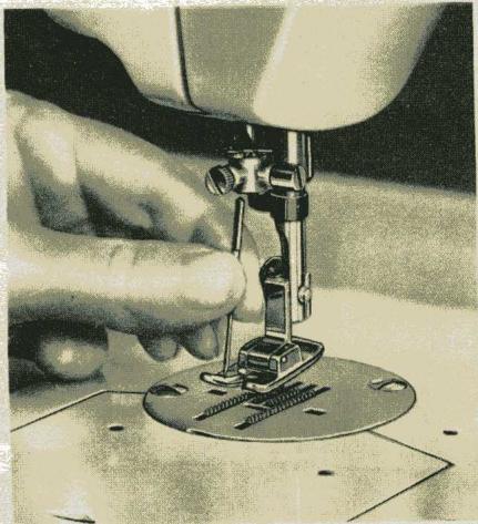 BORLETTI 1100 ZIGZAG - 1/B Montage du pied-preseur - 1