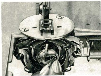 BORLETTI 1100 ZIGZAG - 2/C Introduction de la capsule dans la navette. - 1