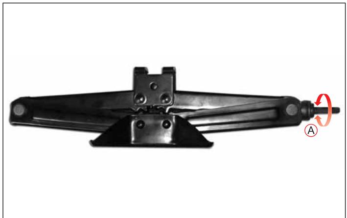 SSANGYONG STAVIC - REEMPLACEMENT D'UNE ROUE DONT LE PNEU EST DEGONFLE - 1