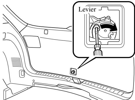MAZDA CX-5 2011 - Lorsqu'il n'est pas possible d'ouvrir le hayon - 2