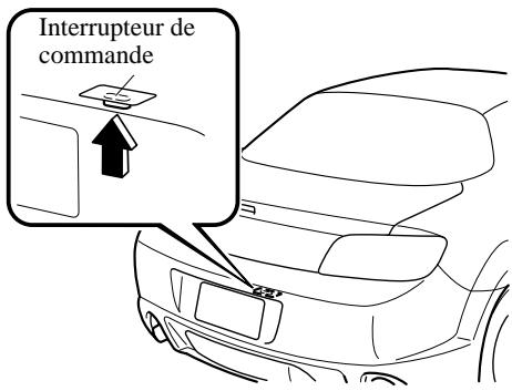 MAZDA RX-8 2011 - Ouverture du couvercle de coffre avec l'interrupteur de commande - 1