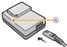 PANASONIC LUMIX FZ200 - Branchez le chargeur à la prise électrique. - 1