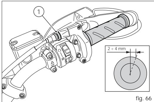 DUCATI HYPERMOTARD 796 - Réglage du cable des gaz (fig. 66) - 1