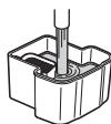 PANASONIC LV95 - Vierta agua corrente y detergente en la unidad del liquido de limpieza. - 1