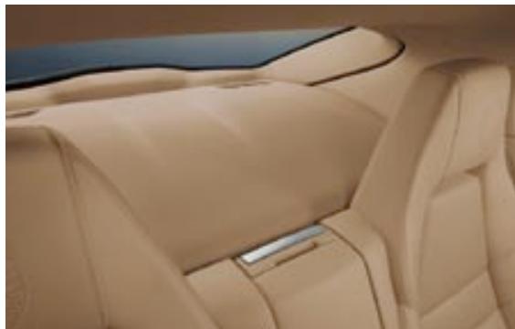 PORSCHE PANAMERA S - Exemple de chargement avec couvre-bagagesouple et ridesau pare-soleil electrique a l'arriere. - 1