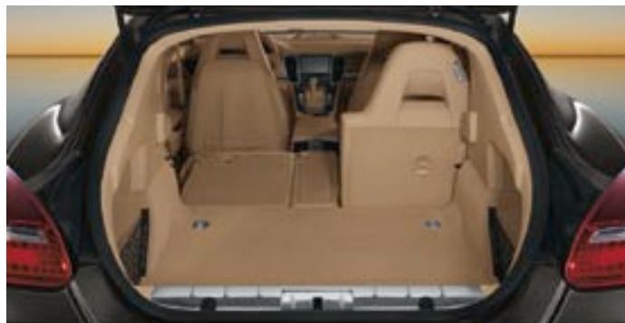 PORSCHE PANAMERA S - Espace plus que génereux à l'arrière. - 2