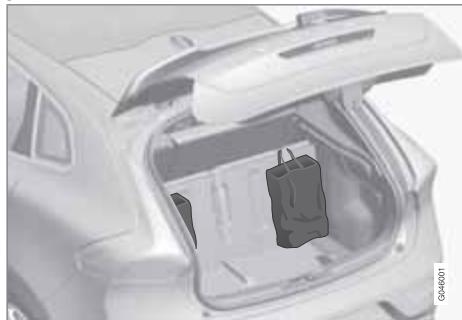 VOLVO V40 - Dispositif de retenue pour sacs à provisions rabatable* - 1