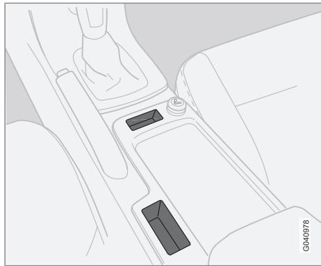 VOLVO V50 - Compartiment de rangement derrière le levier de vitesses - 1