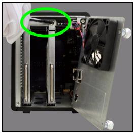 ZYXEL NSA-220 PLUS - Installieren der Festplatten - 4
