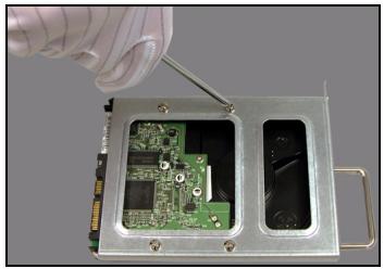 ZYXEL NSA-220 PLUS - Installazione delle unità a disco rigido - 6