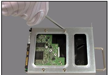 ZYXEL NSA-220 PLUS - Installer les disques durs - 6