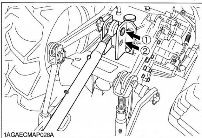 KUBOTA B1220 - Sélection des trous de montage du troisième point - 1