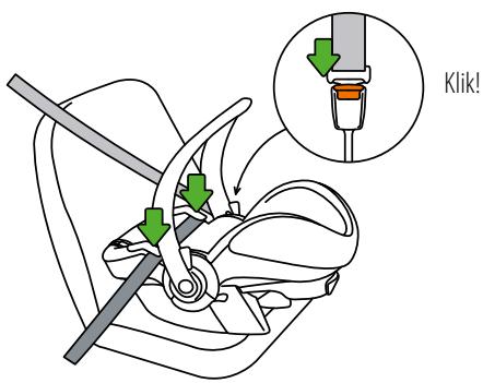 STOKKE IZI GO - Postavljanje autosjedalice okrenute prema natrag pomocu sigurnosnog pocasa - 2