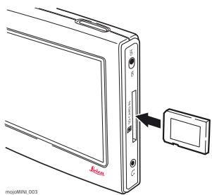 LEICA MOJOMINI - Insertion de la carte SD - 1