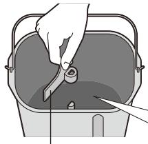 PANASONIC SD 2500 - Extraiga el recipiente del pan y colocque la pala de amasar - 2