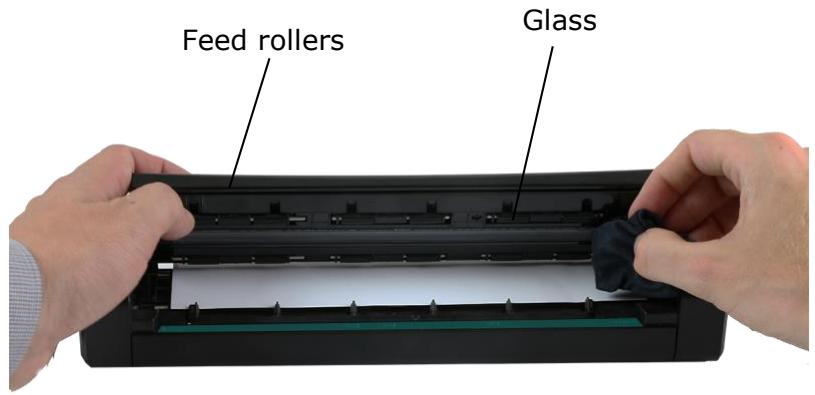 IRIS CAN EXECUTIVE 4 DUPLEX - Cleaning the scanner - 1