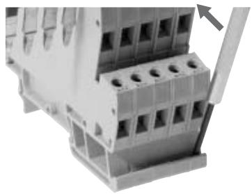 OMRON G3RV - Démontage du rail de fixation - 1