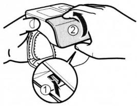 OMRON TENSIOMETRE R2 - Installation/Remplacement des piles - 1