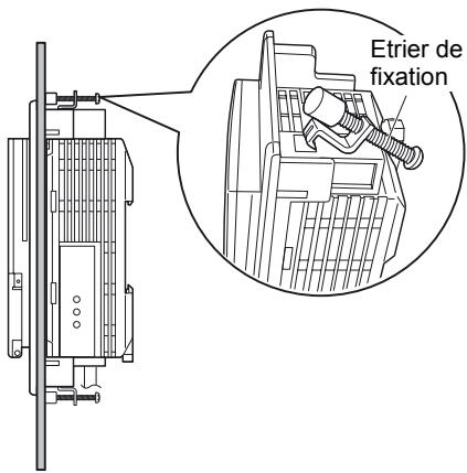 OMRON ZFV-C - Installez les petits adaptateurs de montage sur les quatre trous situés sur l'amplificateur. - 7