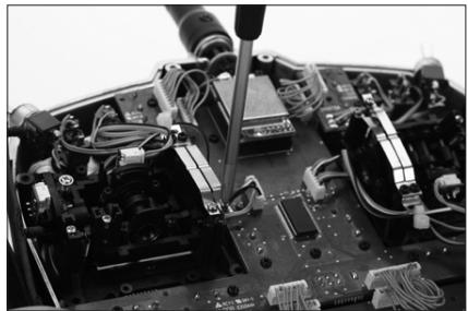 SPEKTRUM DX8 - Cambiare la frizione dell'acceleratore da uno snodo all'alto - 2
