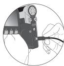 AIPTEK POCKET DV T200 - Schlieben Sie das USB-Kabel an die Kamera an. - 1