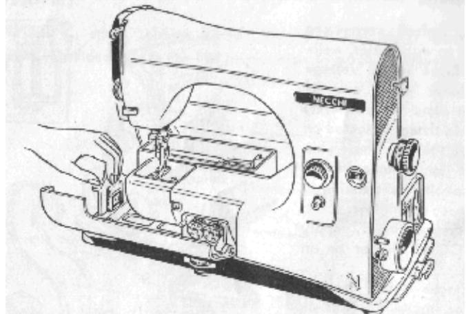 NECCHI 544 - Pour enlever la partie démontable de la table : - 1