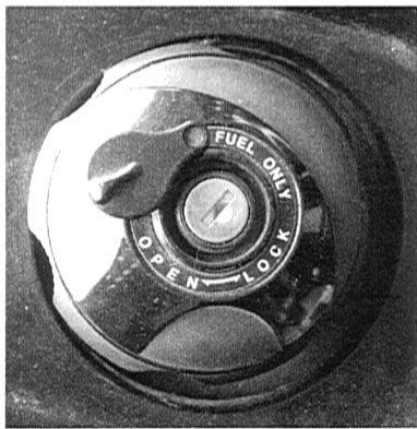 ADLY 50 RS LIQUIDE - Vérification et ravitationnement en combustible - 1