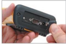 TRIMBLE NOMAD 900G - Installez et chargez complètement la batterie - 5